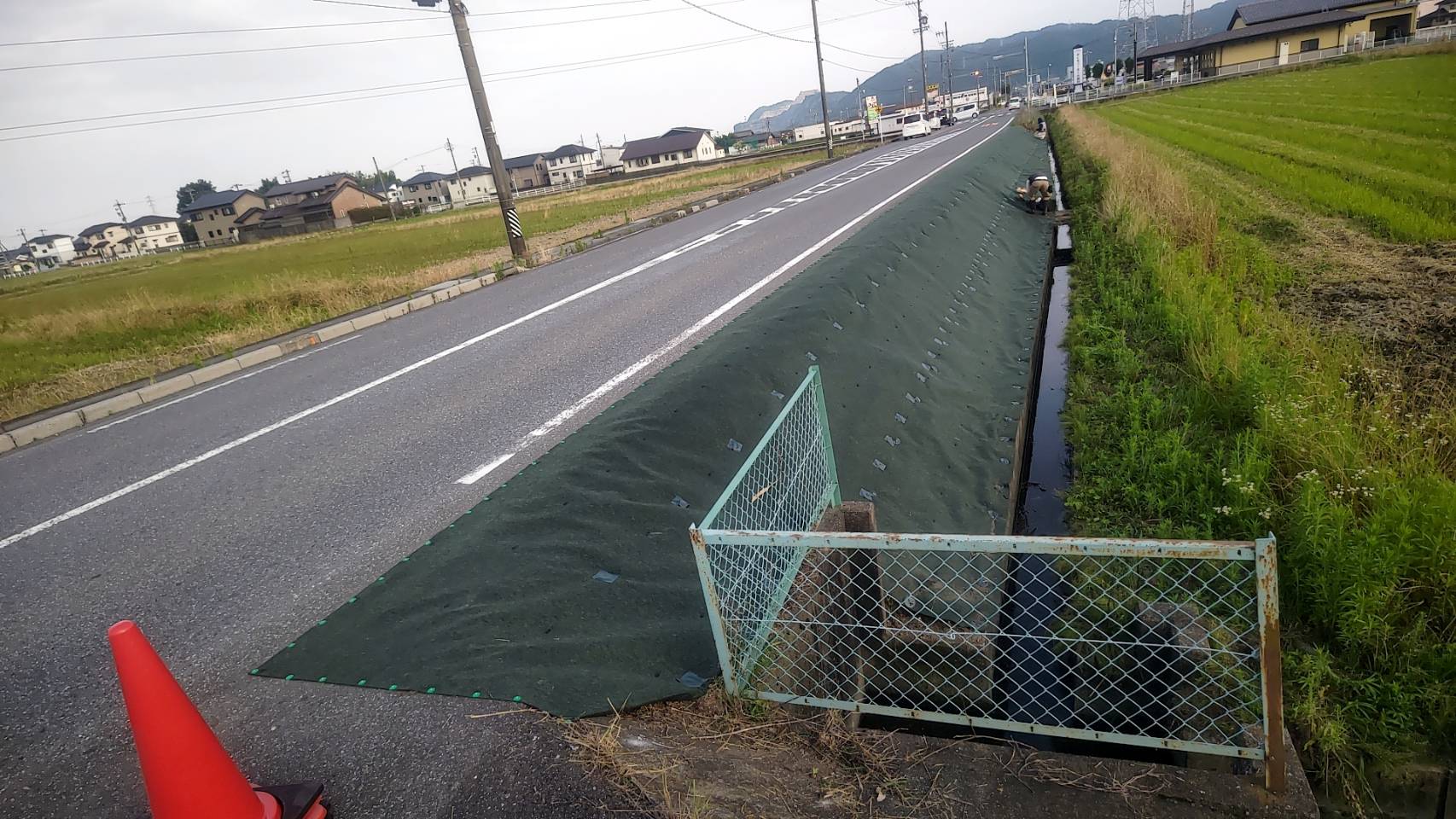 草刈り整地防草シート張り工事